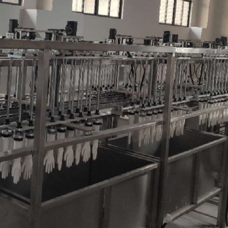 Ühe masinaga luuakse lugematu arv kindaid.