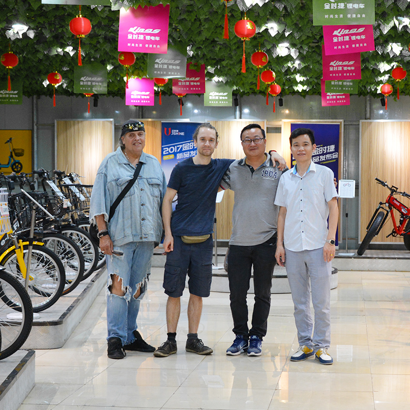 Välismaised sõbrad tulevad meie firmasse külla ja peavad läbirääkimisi.