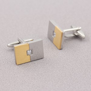 Cruach Dhosmálta Greamaithe Dhá Chnaipe Óir 18K Óir le Cloch Ciúbach Zirconia