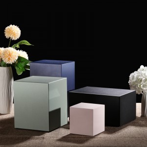 Urns Miotal Dubh don duine