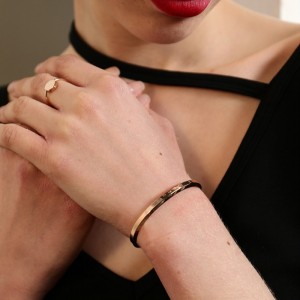 Bracelet litreoireachta oscailte cruach dhosmálta