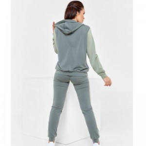 Sweatshirt zip cniotáilte le cochall agus pócaí