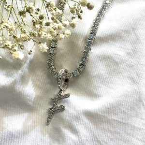 Jewelry ardcháilíochta Ainm saincheaptha litreacha airgidnecklaces charm pendant le slabhra leadóige airgid