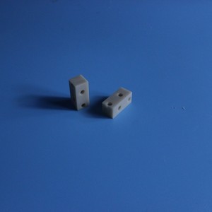 Páirteanna struchtúrtha ceirmeachanitride alúmanaim