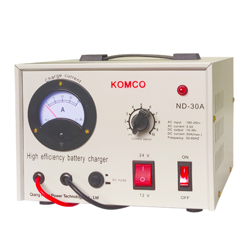 Tosaíonn Komco Agm agus stopann sé gluaisteán carraig ghluaisteáin íon 12v24v charger ceallraí cliste le cumhacht ard.