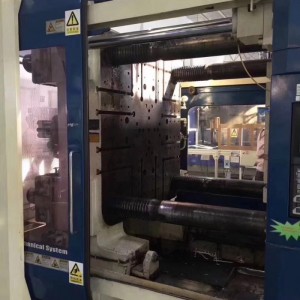 D\'úsáid an réchaite gach meaisín múnlaithe insteallta plaisteach leictreach