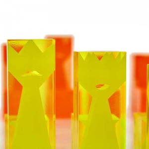 Páistí a dhíol te agus daoine fásta aicrileach aicrileach