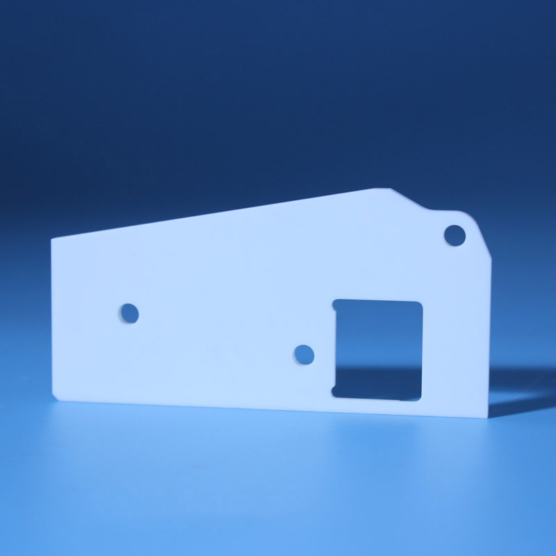 Cad é an próiseas próisis a bhaineann le táirgeadh ceirmeach alúmana