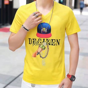 T-léine chniotáiltena bhfear