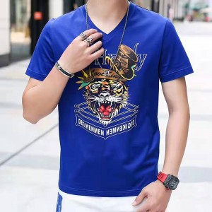 T-léine chniotáiltena bhfear