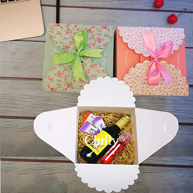 Boscaí bronntanais, tacar de 4 bhosca cóireáil mhaisiúil, císte, fianáin, earraí maithe, candy agus buamaí folctha lámhdhéanta boscaí bronntanais Soaps Soaps don Nollaig, Breithlaethanta, laethanta saoire, póstaí (patrún bláthanna)