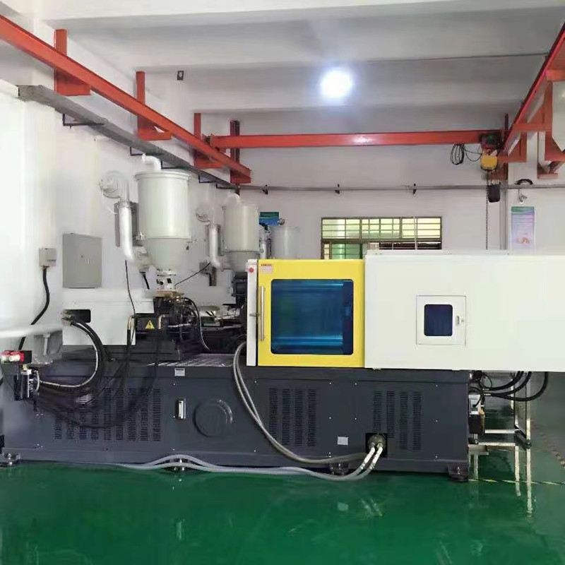 Tá meaisín múnlaithe insteallta ardchruinnithe ag an gcuideachta do chásanna fón póca