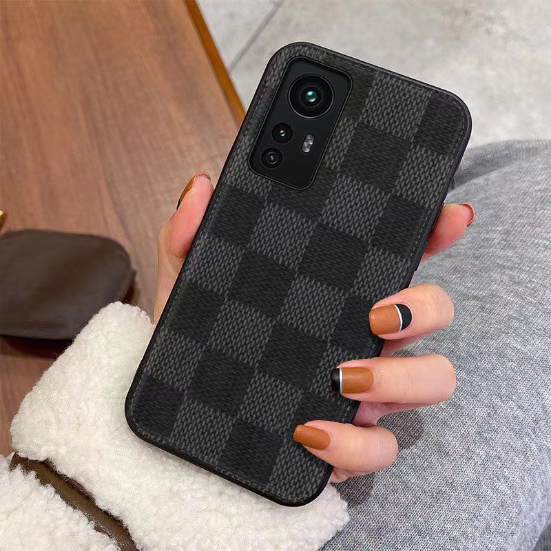 Tá sé oiriúnach do chás fón póca só xiaomi12pro. Tá sé fillte go hiomlán le leathar bréige branda mór de láimh. Is cás leathair cosanta cruthúnas agus scratch é