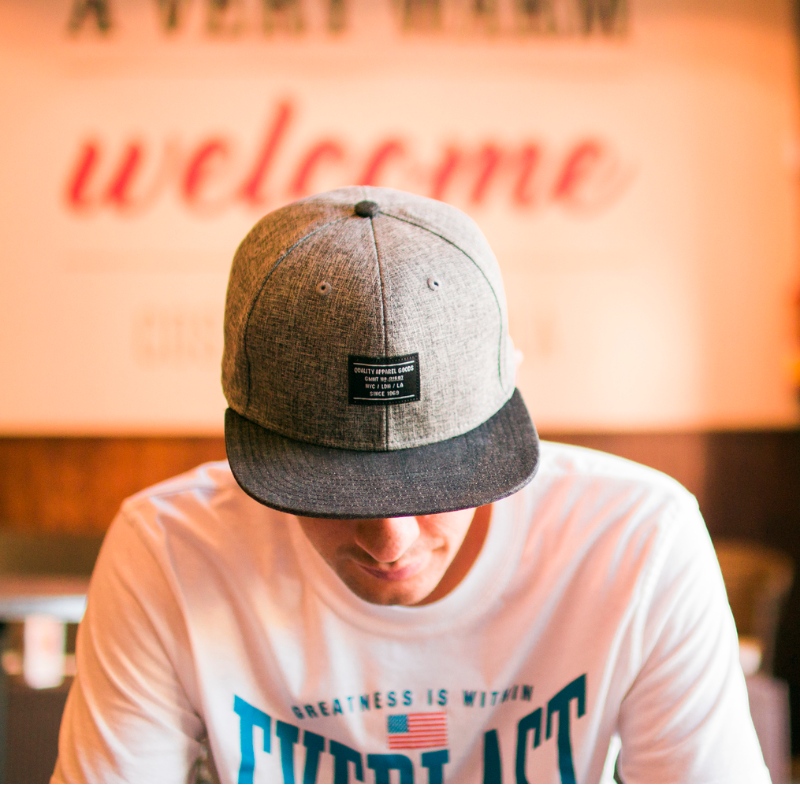 Cad é an difríocht idir snapbacks agus hataí truckern