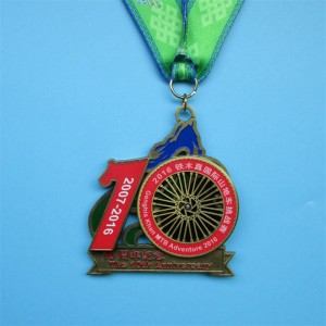 Comóradh a dhéanamh ar fhir mhóra gníomhaíocht boinn plating seanda