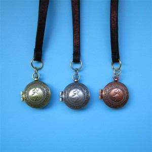 Boinn miotail saincheaptha clamshell bán rothaíocht cré -umha airgid bán ag rith bonn spóirt miotail maratón