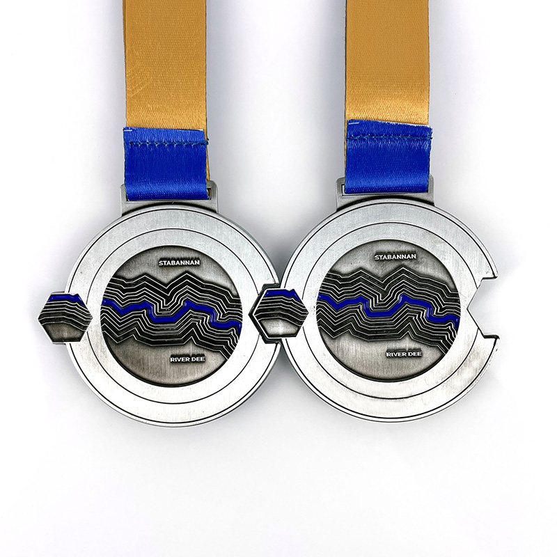 Bonn Óir Ardchaighdeáin 3D Monaróirna Síne le Lanyard