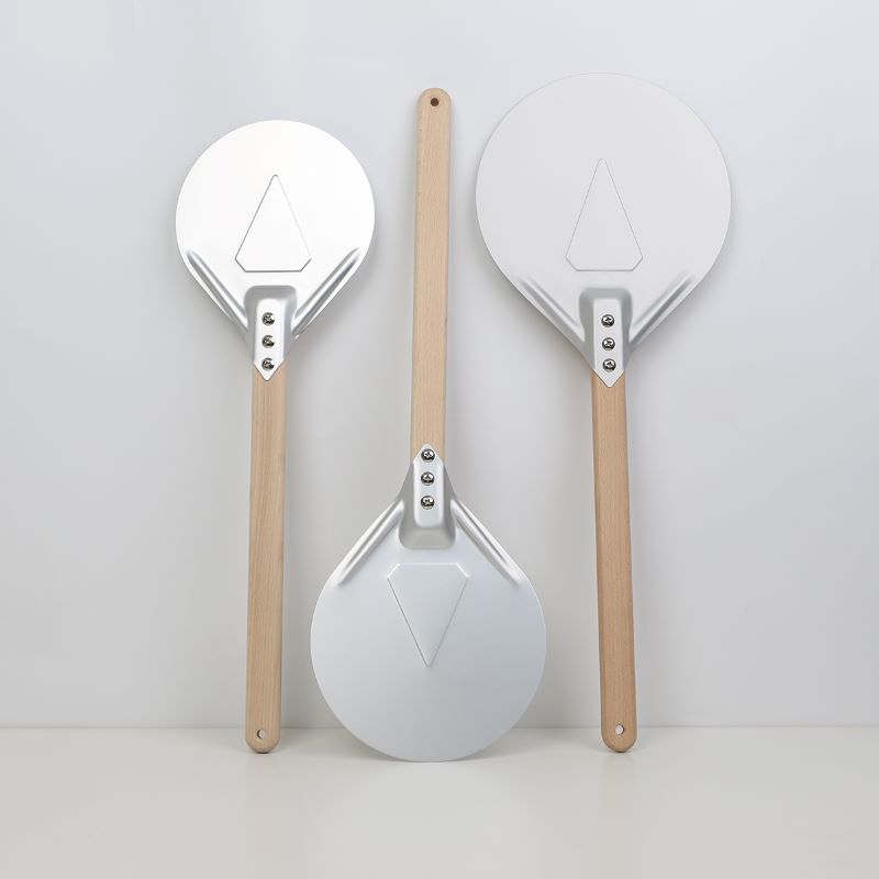 Láimhseáil adhmaid 7inch pizza alúmanaim ag casadh pizza peel pizza turner pizza pizza spatula pizza oigheann gabhálais oigheann