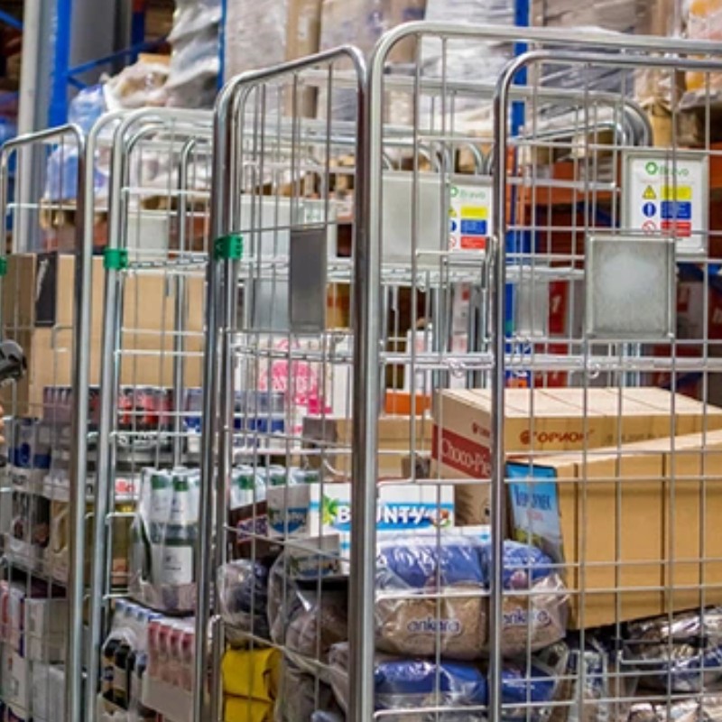 Cad iadna tairbhí a dhéanann trealamhnua arnós seilfeanna stóras agus tralaithe loighistice chuig tionscail táirgthenua -aimseartha