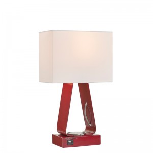 Lampa deasc beag bídeach le bailchríoch dearg, calafort muirir USB, stáisiún muirir gan sreang agus lasc rocker ar an seomra aíochta