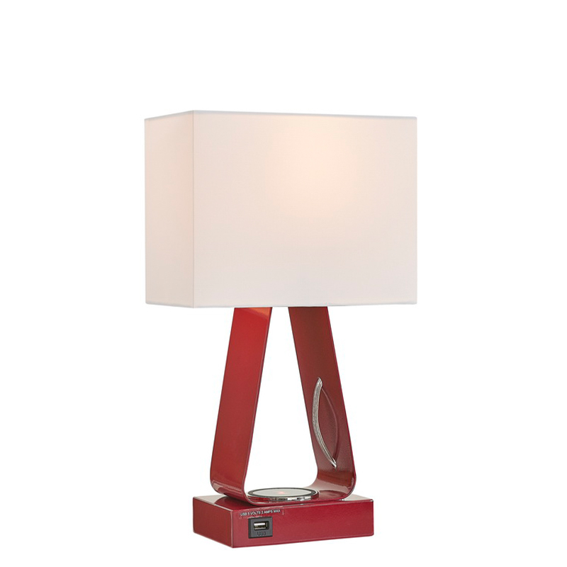 Lampa deasc beag bídeach le bailchríoch dearg, calafort muirir USB, stáisiún muirir gan sreang agus lasc rocker ar an seomra aíochta