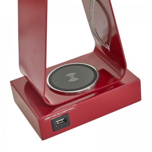 Lampa deasc beag bídeach le bailchríoch dearg, calafort muirir USB, stáisiún muirir gan sreang agus lasc rocker ar an seomra aíochta