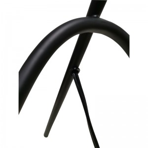 Lampa deisce trí chos le bailchríoch dubh agus lasc rocker ar líne ag an seomra aíochta
