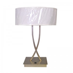 Lampa Deasc Deasc Críochnaithe Silver dhá sholas le lasc rocker ar an seomra aíochta