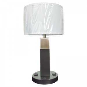 Dhá thóin dubh agus lampa tábla bailchríochnicil brushed le lasc rockernoff agus dhá asraon áisiúil ag an seomra aoi