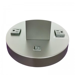 Dhá thóin dubh agus lampa tábla bailchríochnicil brushed le lasc rockernoff agus dhá asraon áisiúil ag an seomra aoi