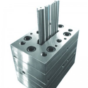 Múnla easbhrúite plaisteach le ciumhais fuinneoige