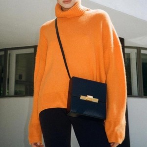 Geansaí scaoiltena mban muineál turtar soladach