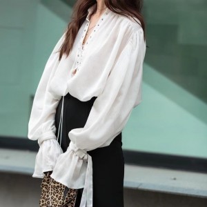 Léine sleeved fad-sleeved bánna Fraince 2023 muinchille flarednua meon tanaí v-neck dearadh blús léine ceangailte