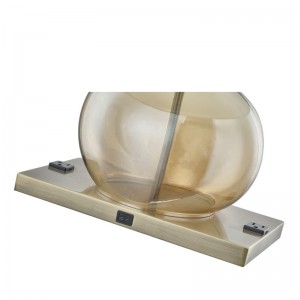 Ambasáid Suites Óstán Lampa Tábla Amber Glass le lasc rocker ar aghaidh, dhá asraon áisiúil ag seomra aíochta an óstáin