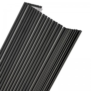 Sconce Balla Miotal Óstán Hampton Inn le bailchríoch dubhneamhlonrach agus diffuser aicrileach taobh istigh ag an óstán conairí urláir tipiciúla