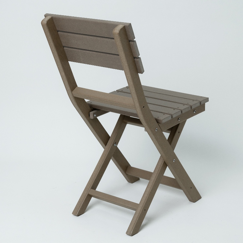 Cathaoir Adirondack fillte lasmuigh le dath difriúil