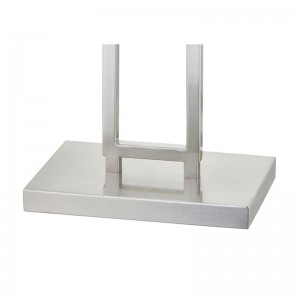 Tolg óstán Marriott in aice le lampa urláir le bailchríochnicile brushed ag an seomra aoi