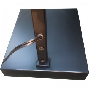 Lampa Urláir Óstán Waterwalk le bailchríoch dubhneamhlonrach ag tolg in aice leis an seomra aíochta