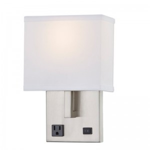 Sconce Balla Láimhe Óstán Fáilteachais le bailchríochnicile brushed agus scáth leath fabraice dronuilleogach ag an óstán tipiciúil seomra aoi