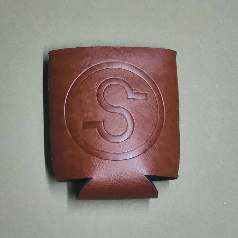 Lógó Debossed Neoprene Brown PU Leathar Is féidir le With 330 ml Pu Beer Sealbhóir Stubby Coozies Koozies