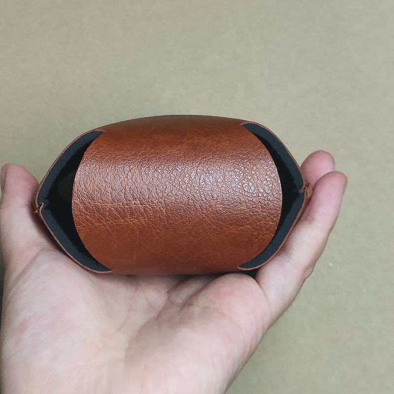 Lógó Debossed Neoprene Brown PU Leathar Is féidir le With 330 ml Pu Beer Sealbhóir Stubby Coozies Koozies