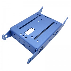 Próiseáil saincheaptha ar pháirteanna miotail cóimhiotail alúmanaim le bailchríoch anóidithe.