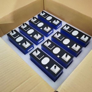 Svolt 106AH LFP Battery 3.2V 100AH ​​LIFEPO4 Cill Battery Prismatic Ceallra Lithiam Athluchtaithe Ceallraí Fosfáite Iarainn Do 12V 24V 48V Pacáiste Battery Stórála Fuinnimh Gréine