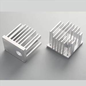 Saincheaptha CNC Bileog Miotal Gearradh Laser Páirteanna Táthú Seirbhís Stampála Bileog Alúmanam Miotal Punch Próiseáil Déantúsaíocht