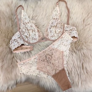 Stílnua Lingerie Fraincis Socraithe do Mhná. Í\\Is sexy agus ultra é-Tá bra lása tanaí suite i móide méideanna. Féadann sé busts móra a dhéanamhníos lú agus cosc ​​a chur ar saggingw5546price:$139.99
