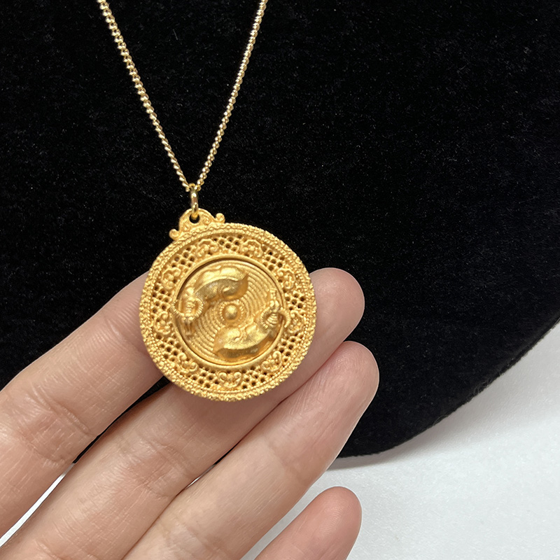 Óir 24K-Trí ádh plátáilte triúr-Pendant Saibhreas Toad Legged le carachtar intricate filigree agus FU don rathúnas agus don fhortún