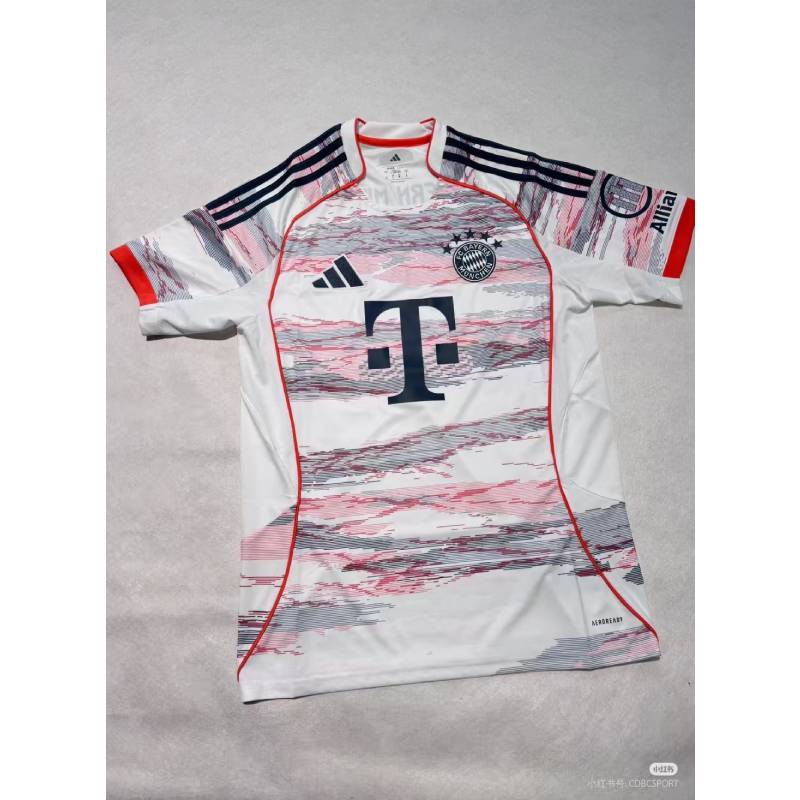 25/26 geansaithe Bayern Away i séasúrnuana